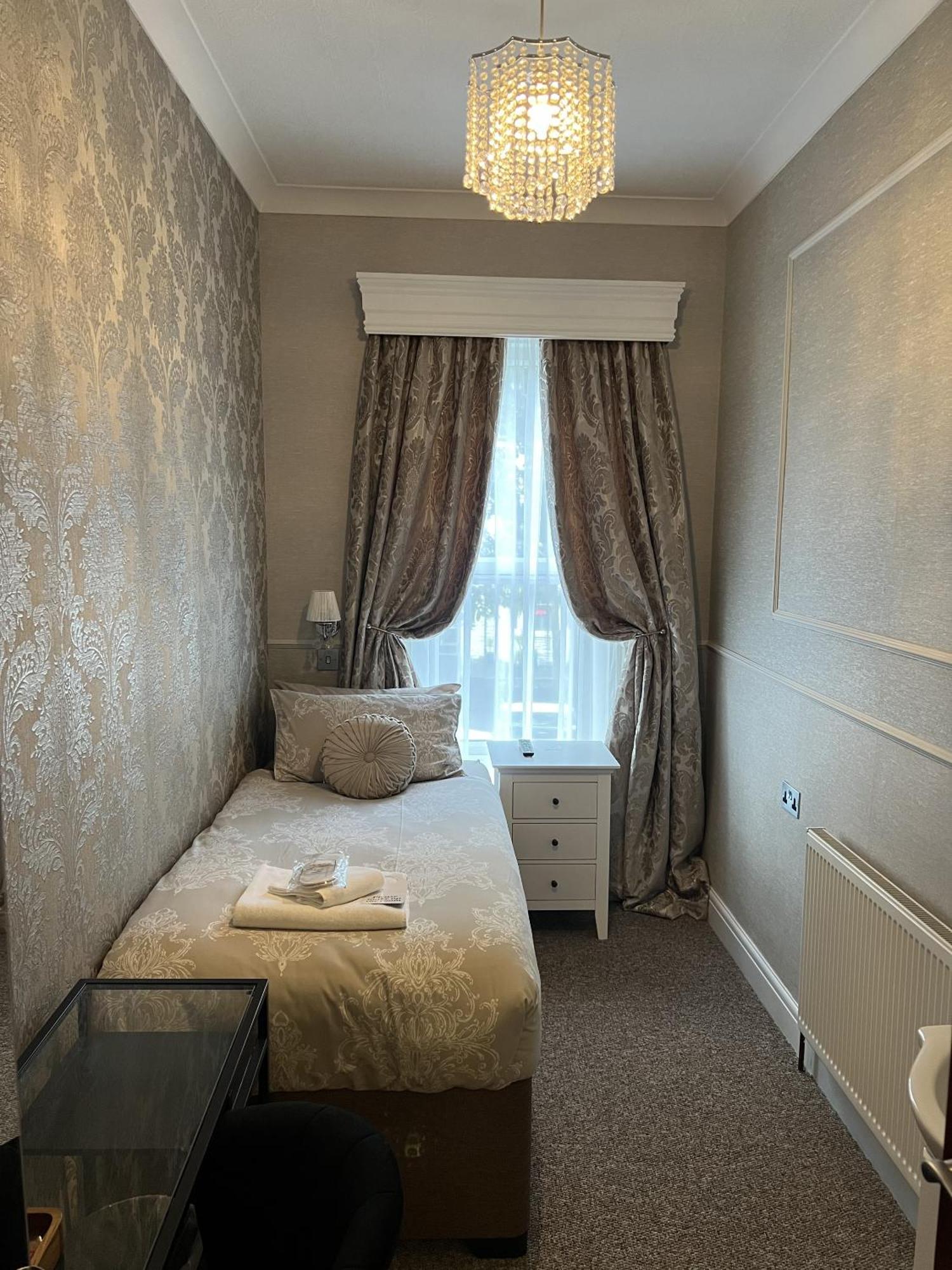 Tanes Hotel Κάρντιφ Δωμάτιο φωτογραφία